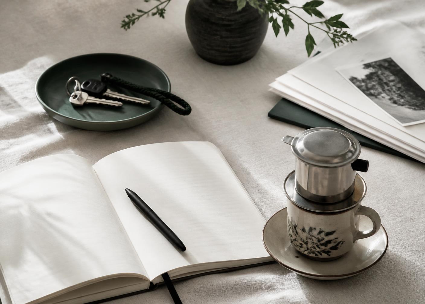 Carnet, clés et documents posés sur une table, préparation d'une installation